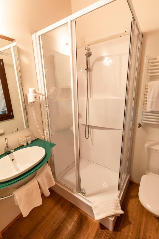 Double Room with Balcony image 2