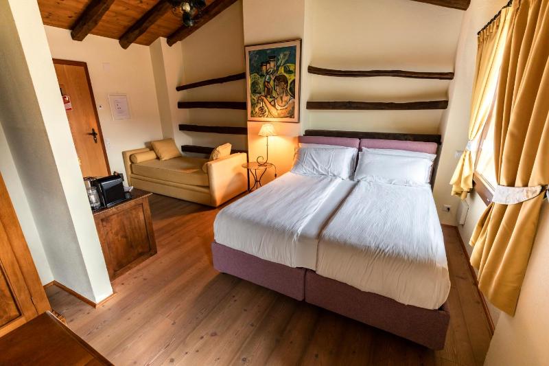 Double Room with Balcony image 1
