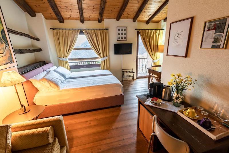 Double Room with Balcony image 4