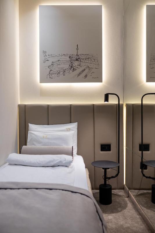 Small Single Room image 4