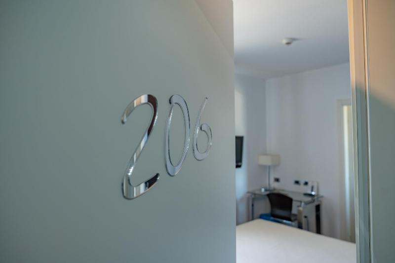 Economy Double Room image 4