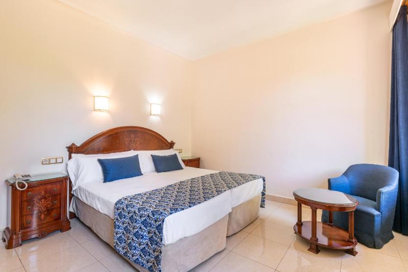 Double or Twin Room image 4