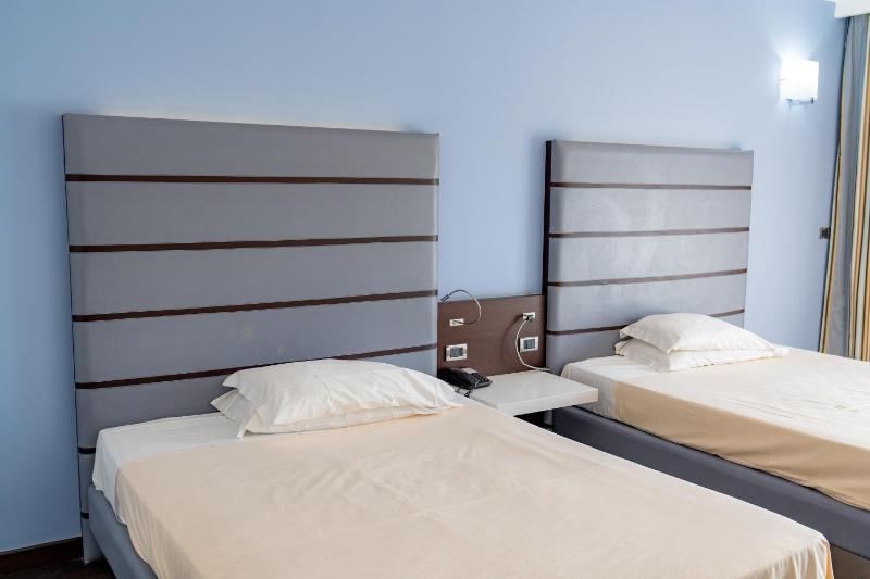 Large Twin Room image 2