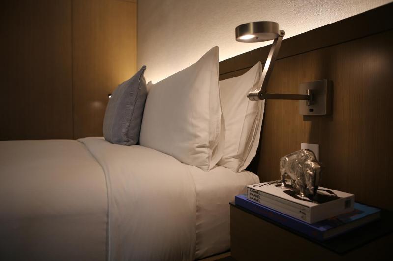 Deluxe Room with One King Bed image 2