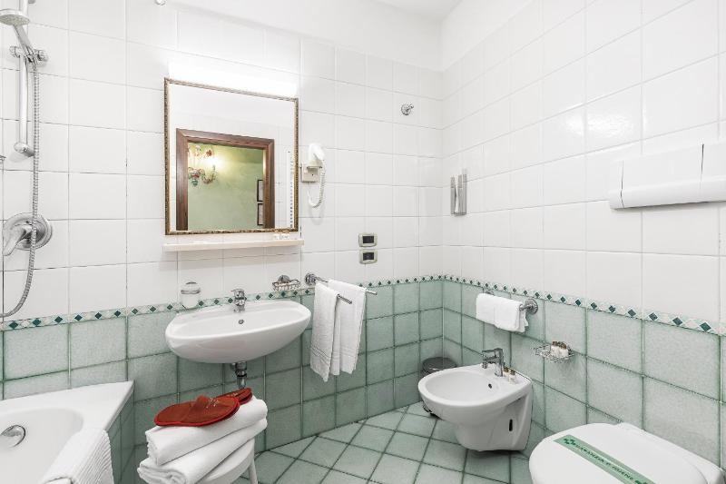 Luxury Double or Twin Room with Canal View image 4