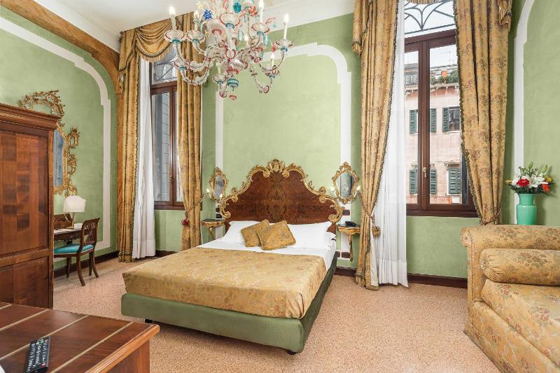 Luxury Double or Twin Room with Canal View image 3