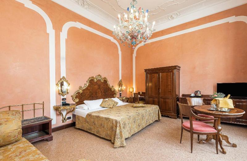 Luxury Double or Twin Room with Balcony and Canal View  image 4