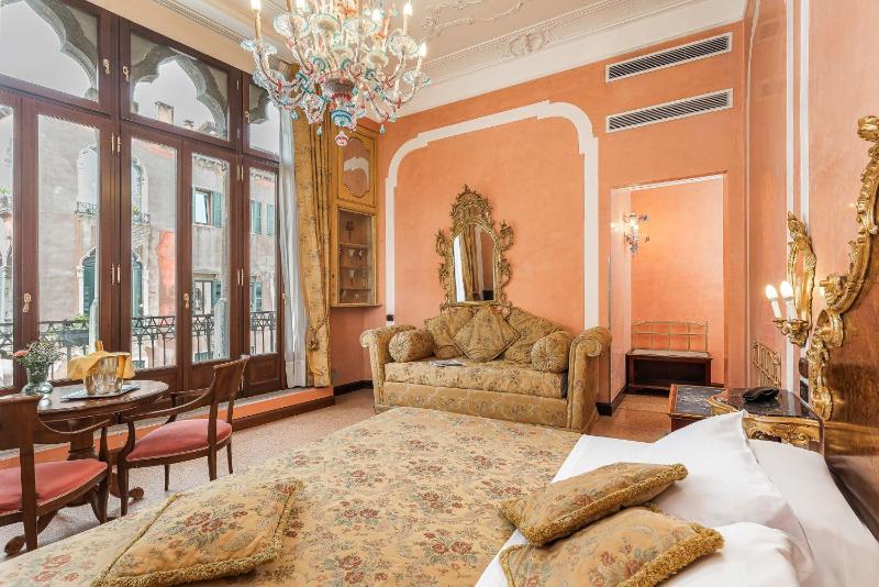 Luxury Double or Twin Room with Balcony and Canal View  image 1