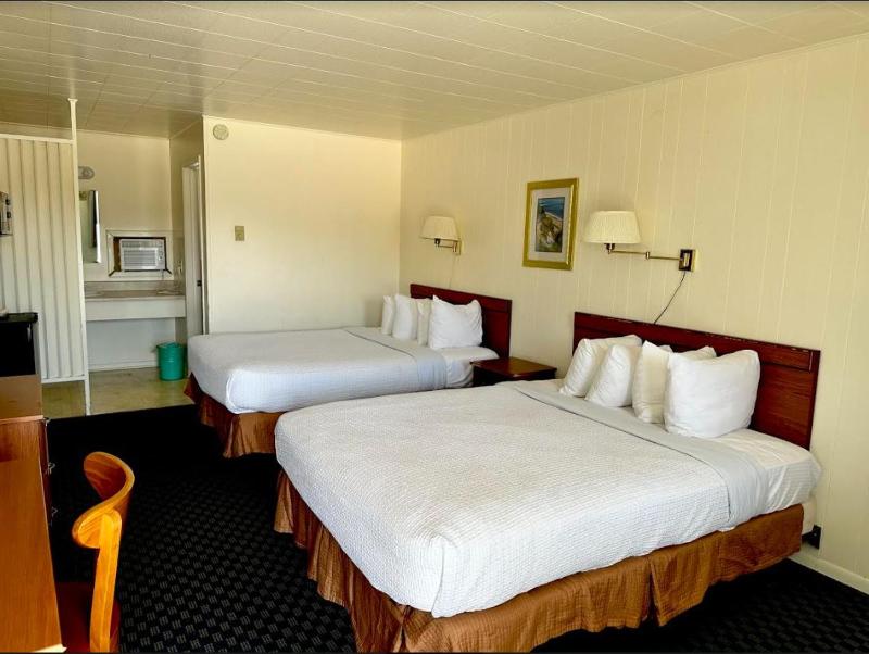Queen Room with Two Queen Beds image 3