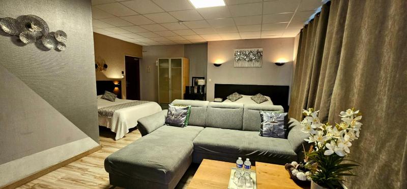 Deluxe Queen Suite image 4