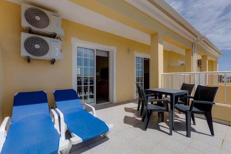Superior One-Bedroom Apartment image 2