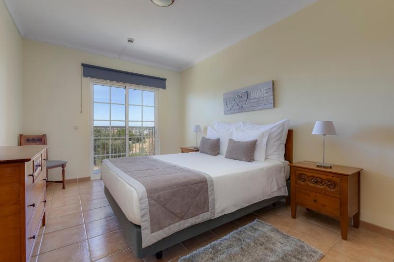 Two-Bedroom Apartment with Pool View image 1
