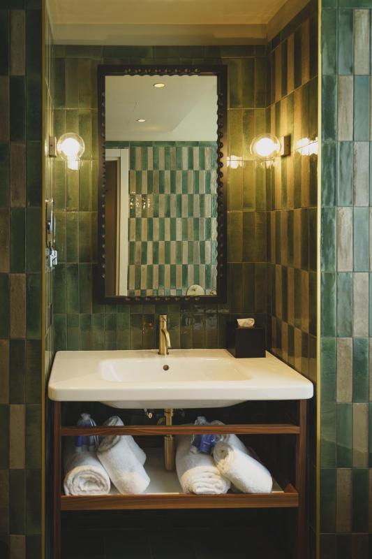 Deluxe Room with Bath and Shower image 4