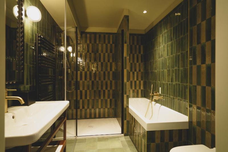 Standard Double Room Bath and Shower image 3