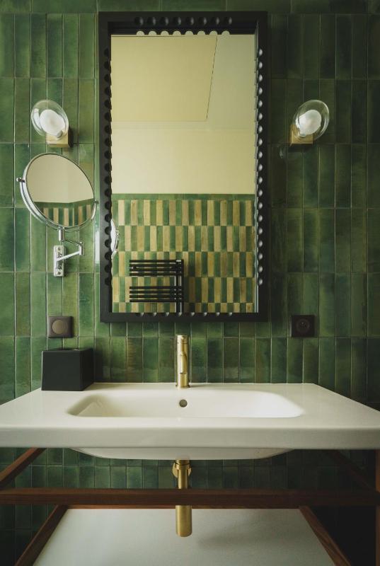 Standard Double Room Bath and Shower image 2