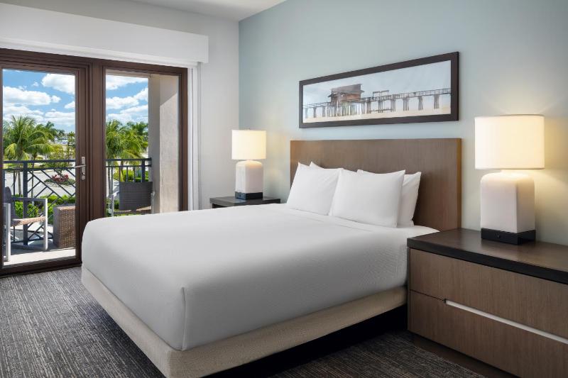 One-Bedroom King Suite with Kitchen image 1