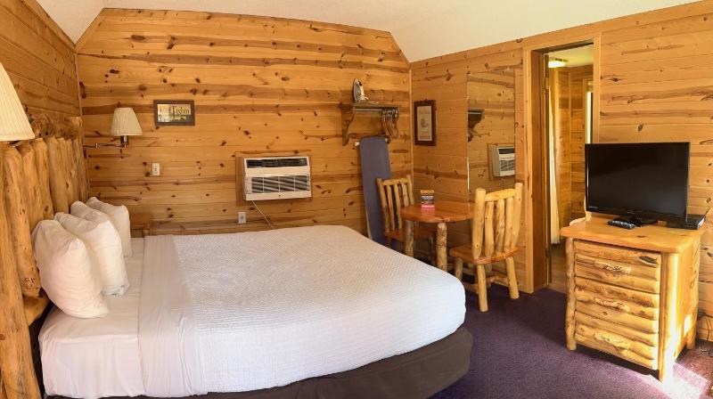 Chalet with Two Queen Beds image 4