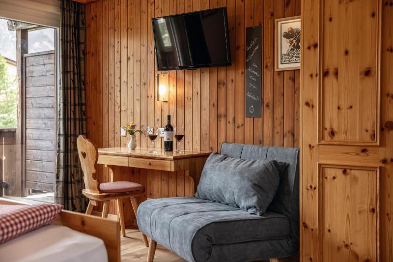 Double Room with Balcony image 4