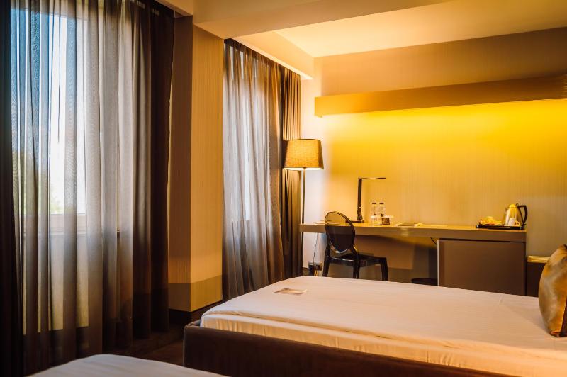 Deluxe Twin Room image 3
