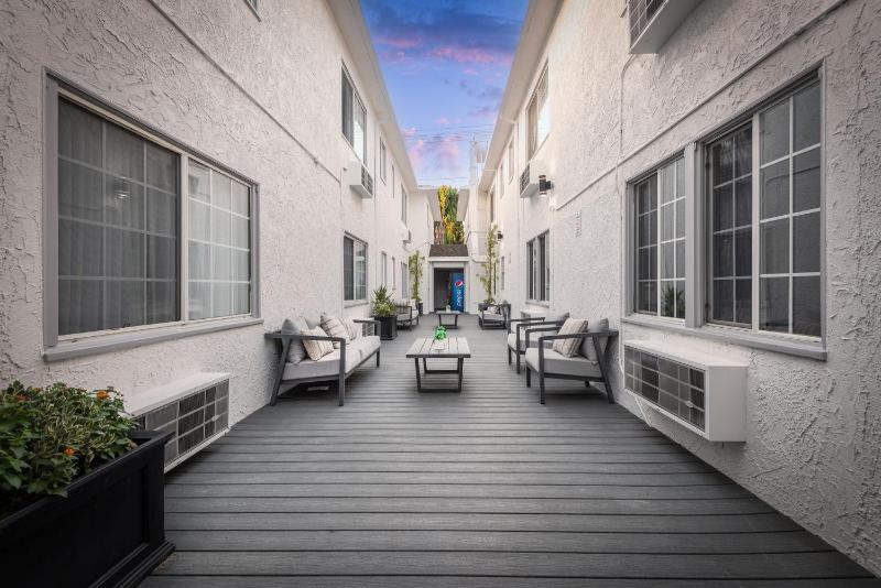 Wilshire Crest Hotel - image 6