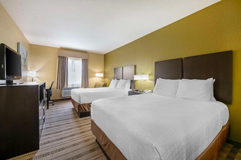 Queen Room with Two Queen Beds - Non-Smoking image 1