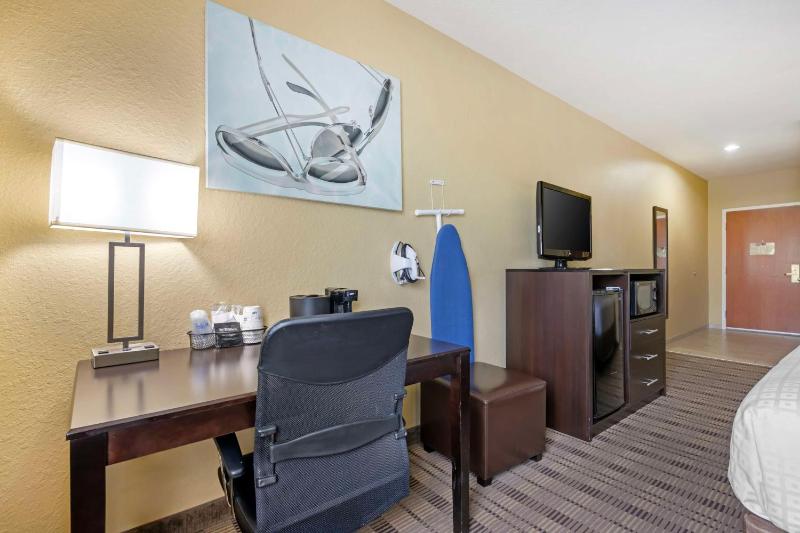 Queen Room with Bathtub - Disability Access/Non-Smoking image 3