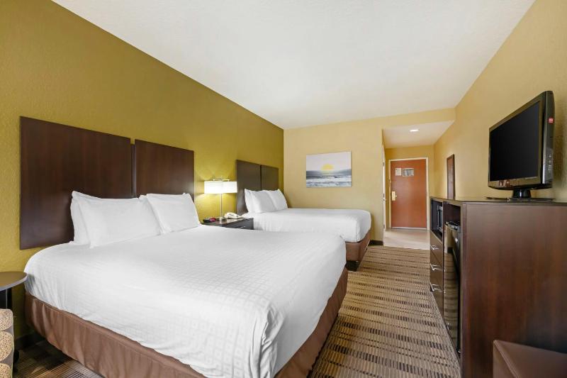 Queen Room with Two Queen Beds - Non-Smoking image 3