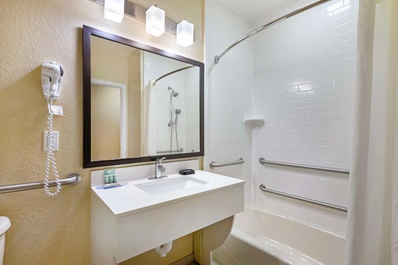 Queen Room with Bathtub - Disability Access/Non-Smoking image 2
