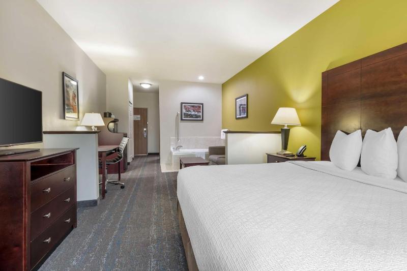King Room with Spa Bath image 4