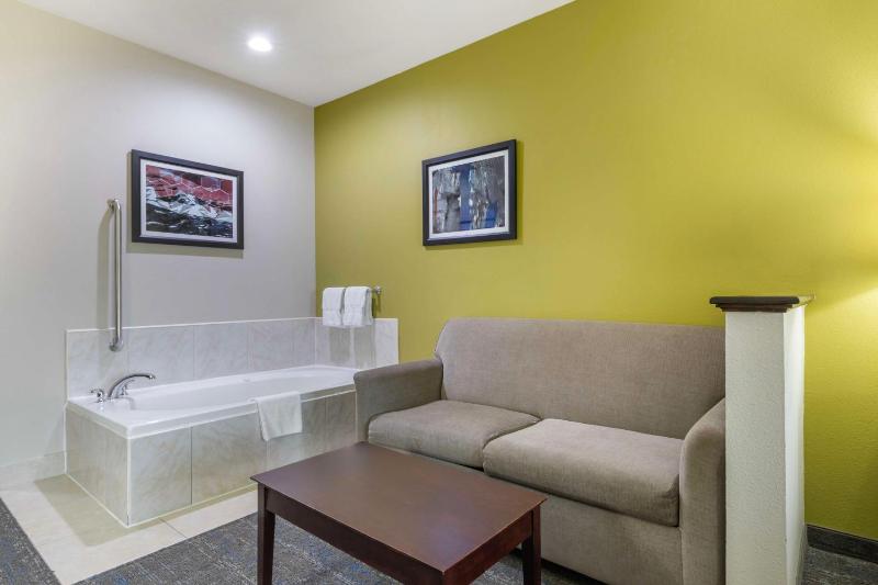 King Room with Spa Bath image 3