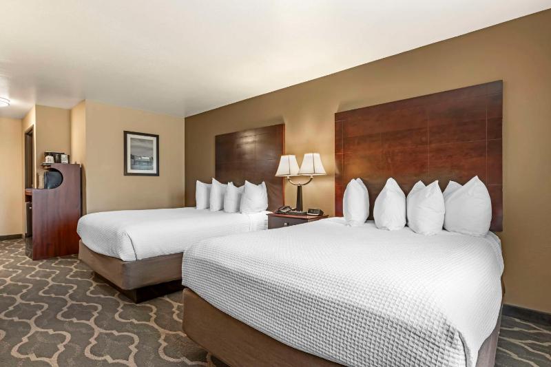 Queen Room with Two Queen Beds - Non-Smoking image 4