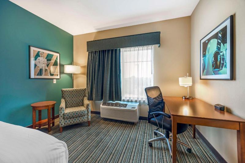 Queen Room with Two Queen Beds - Non-Smoking image 4