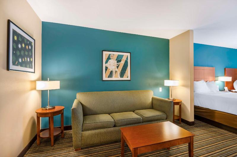 Queen Suite with Sofa Bed - Non-Smoking image 2