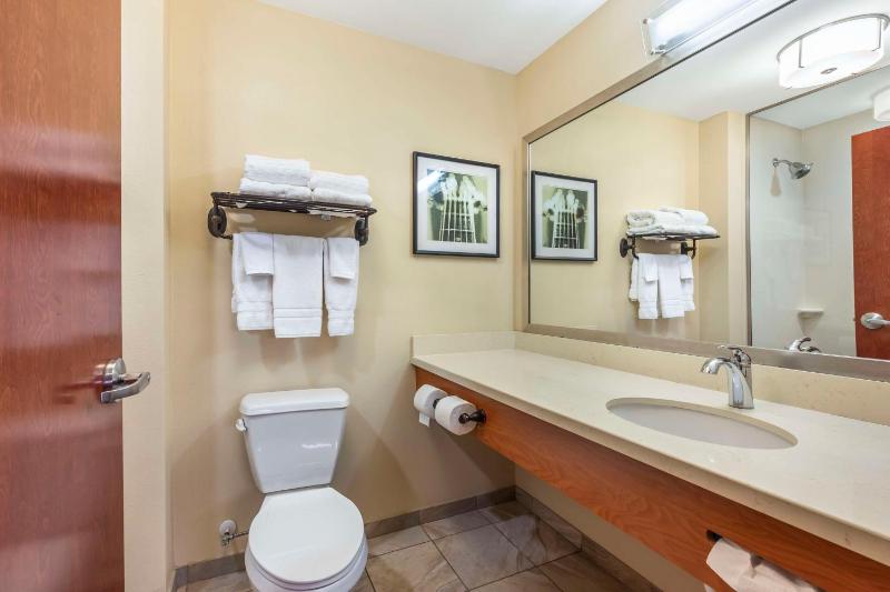 Queen Room with Two Queen Beds - Non-Smoking image 2