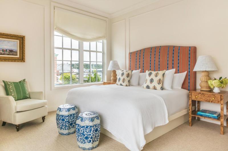 Deluxe King Room image 1