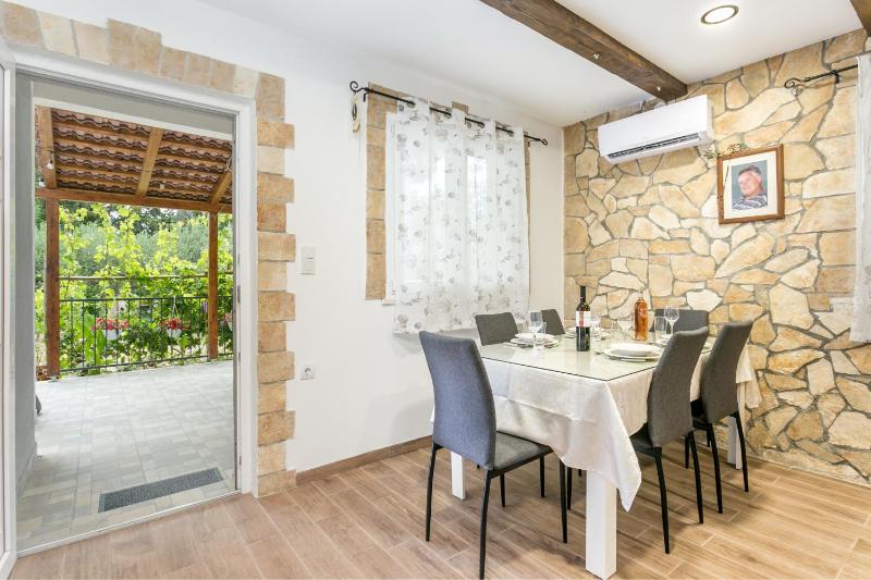 Secluded holiday house Kastel Stari - Kastela - 23384 - image 13