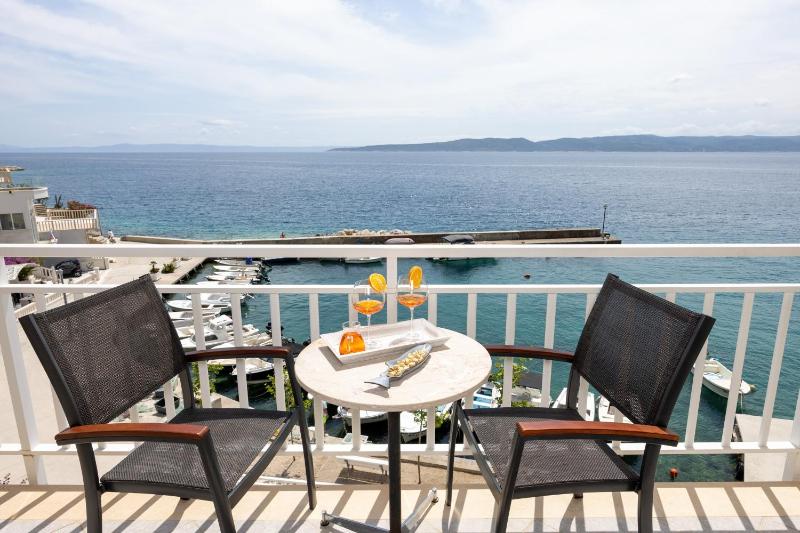 Studio Apartment with Sea View image 1