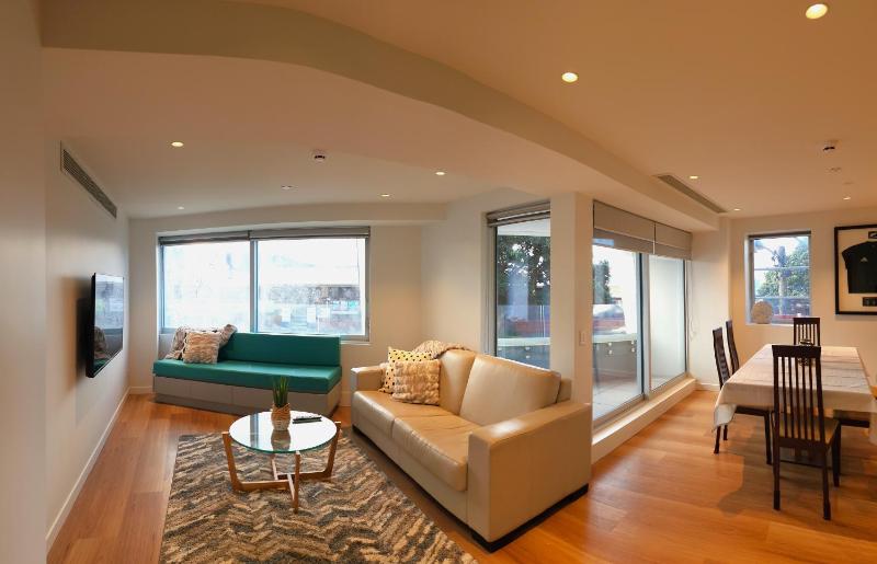 U Suites on Oriental Parade - image 3