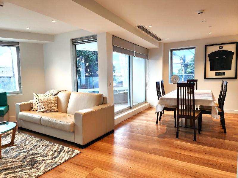 U Suites on Oriental Parade - image 6