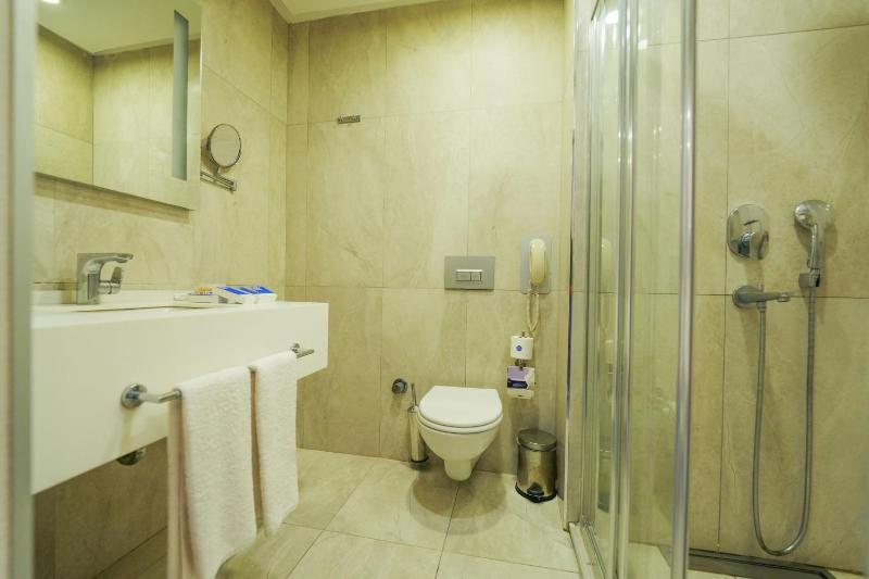 Superior King Room image 4