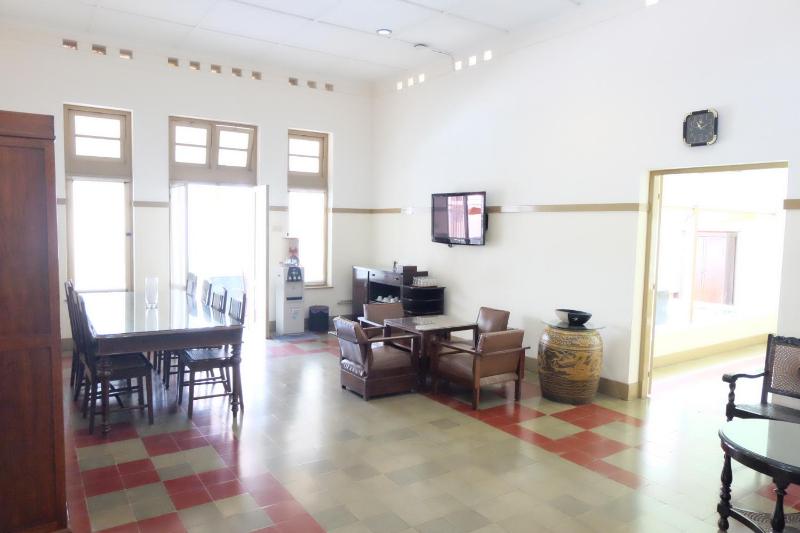 Ndalem Suratin Guesthouse - image 9