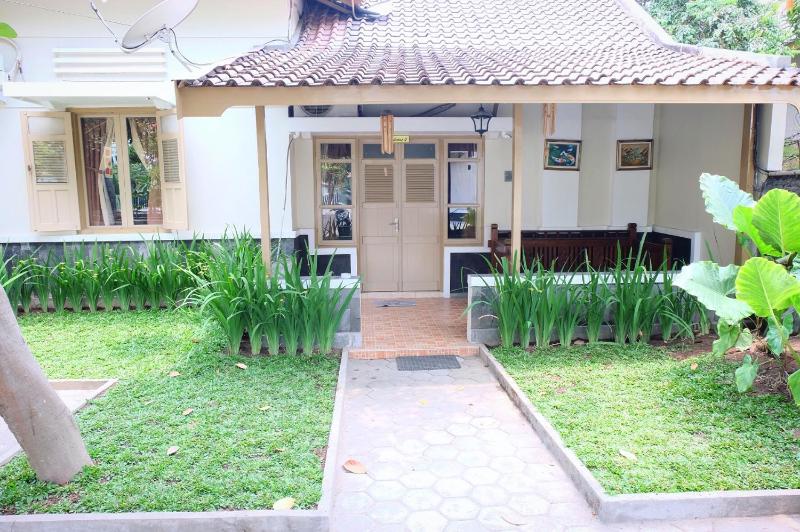 Ndalem Suratin Guesthouse - image 2