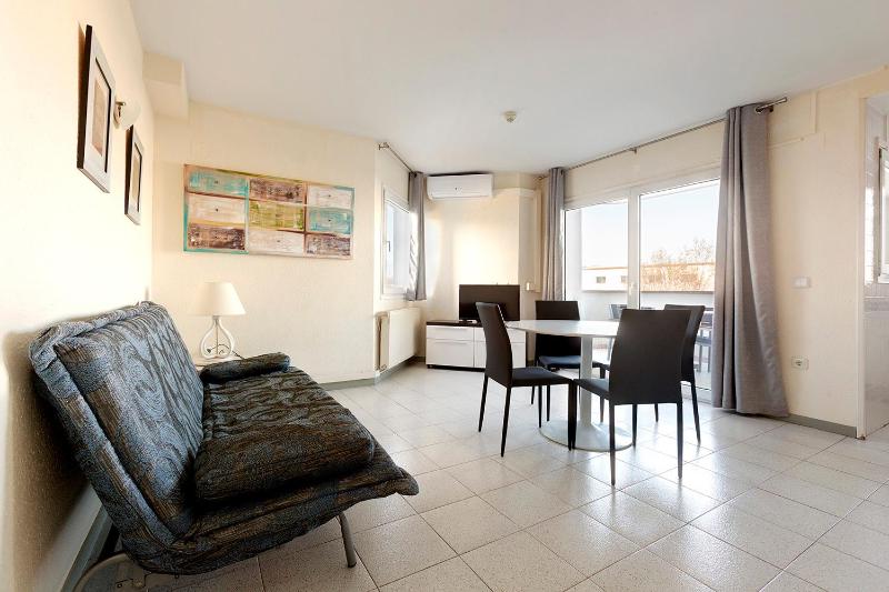 One-Bedroom Apartment image 2