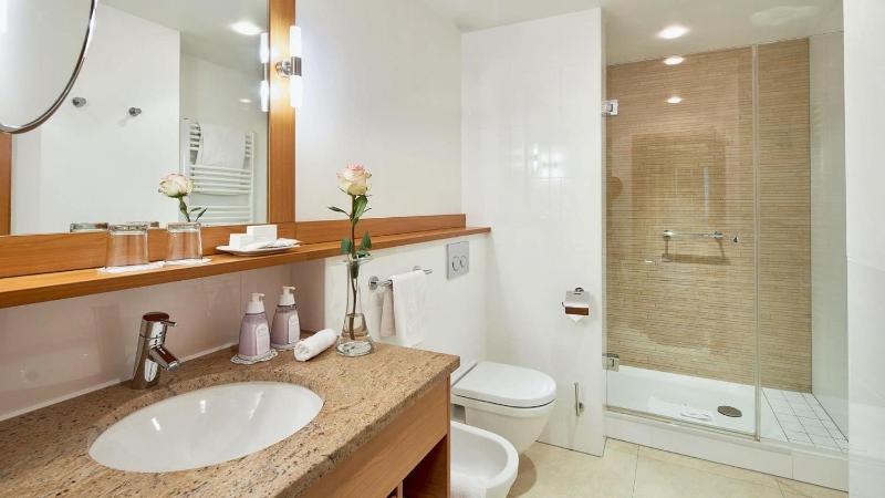 Deluxe Single Room with Balcony image 2