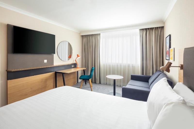 Premium Queen Room with sofa bed image 3