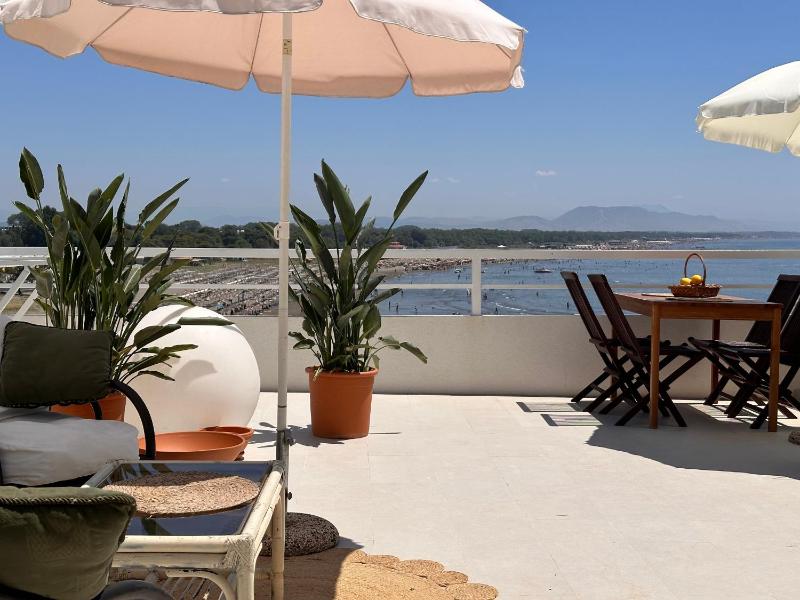 Deluxe Suite with Sea View image 1