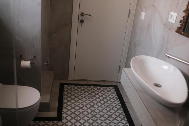 Deluxe Suite with Sea View image 2