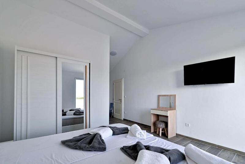 Villa Joanna - hidden oasis with pool gym & garrage - image 25