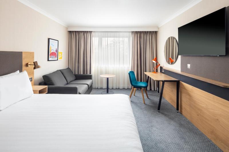 Standard Queen Room with Single Sofa Bed image 3