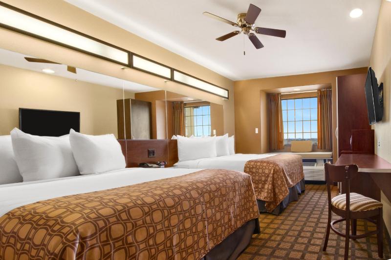 Queen Room with Two Queen Beds - Non-Smoking image 2